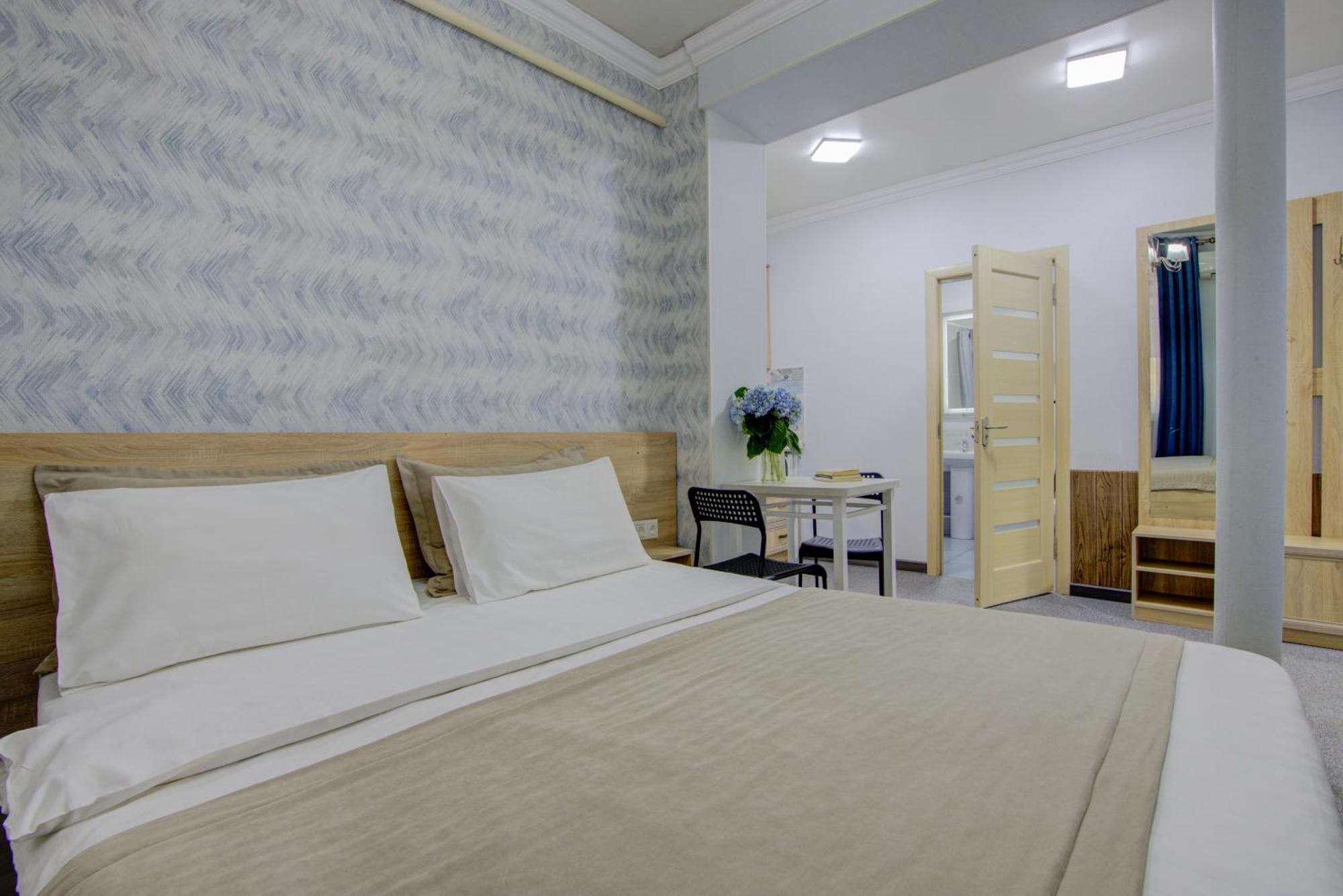 Viva Hotel Bisjkek Eksteriør billede